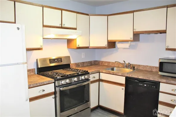 $2,400 | 1003 Woodhaven Drive, Edison, NJ 08817