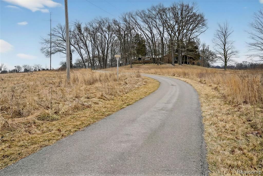 2551 Patterson Lake Road Pinckney, MI 48169 - Photo 5 of 95