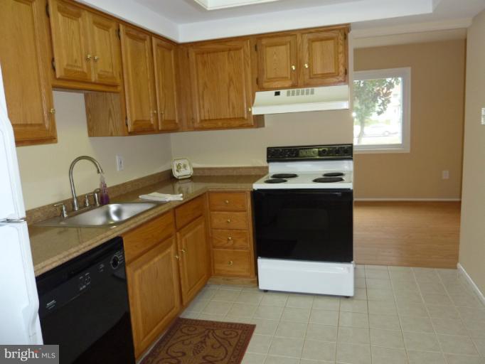 280 North Cottage Road Sterling, VA 20164 - Photo 8 of 16 Kitchen has ceramic tile