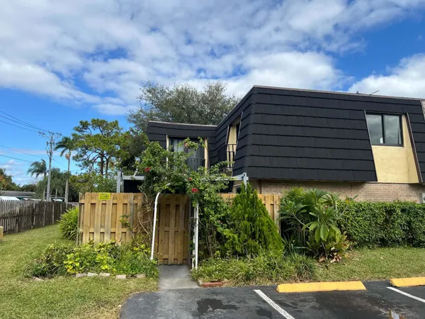 $2,800 | 295 Woodland Road, Palm Springs, FL 33461