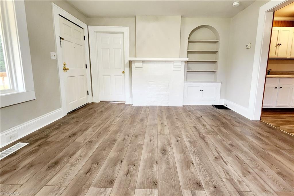 5207 Old Rural Hall Road Winston-Salem, NC 27105 - Photo 4 of 14 Livingroom