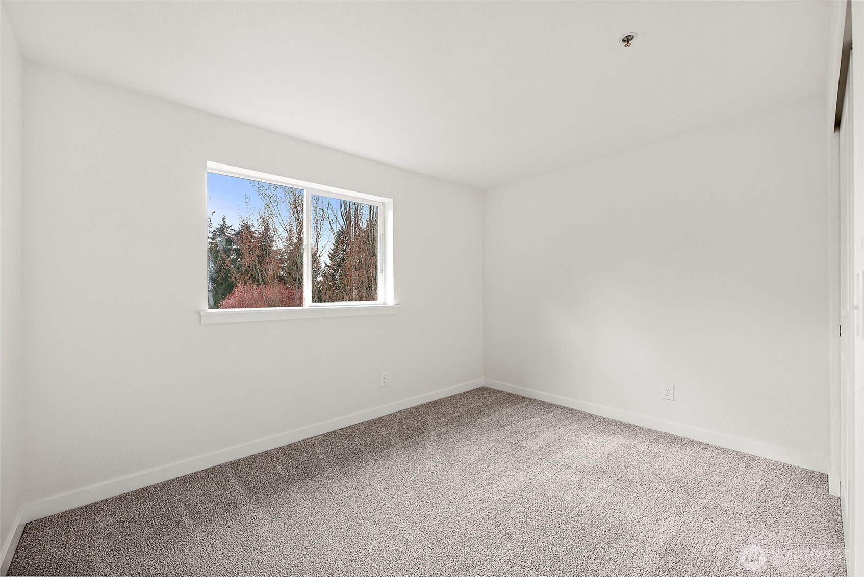 3939 10th Street Southeast, Unit G4 Puyallup, WA 98374 - Photo 19 of 25 an empty room with a window