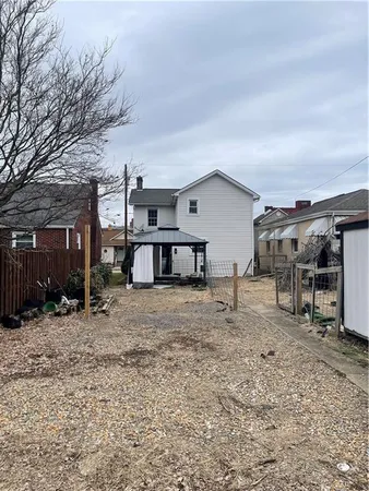 a view of a house with backyard