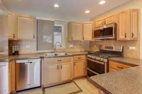 $525,000 | 462 Longwood Drive, Buffalo Grove, IL 60089