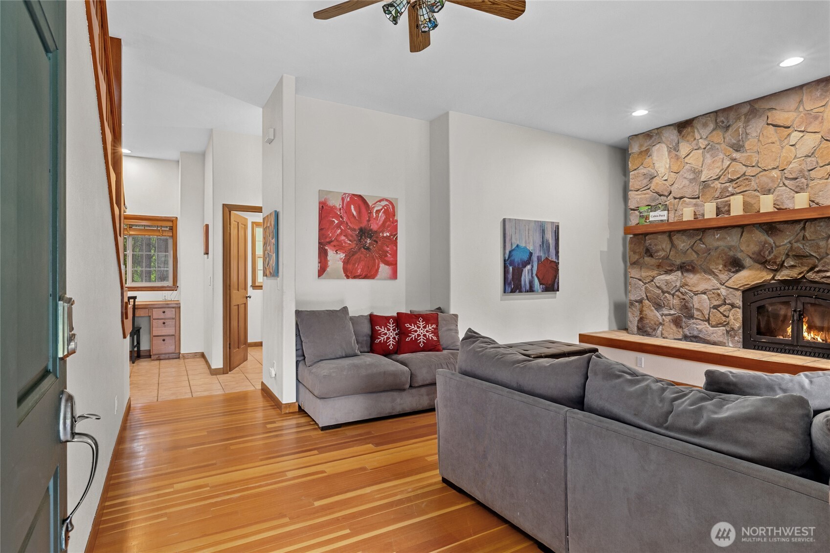 14997 Salmon La Sac Road Ronald, WA 98940 - Photo 13 of 39 a living room with furniture and a flat screen tv