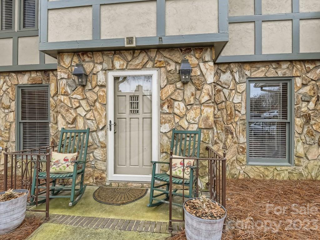 2500 Round Table Road, Unit B Monroe, NC 28110 - Photo 3 of 20 a living room with furniture