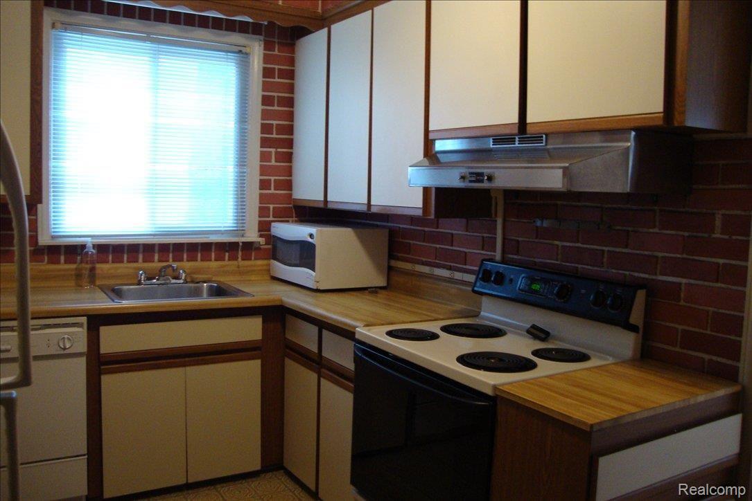 2045 Columbia Road Berkley, MI 48072 - Photo 14 of 20 Kitchen
