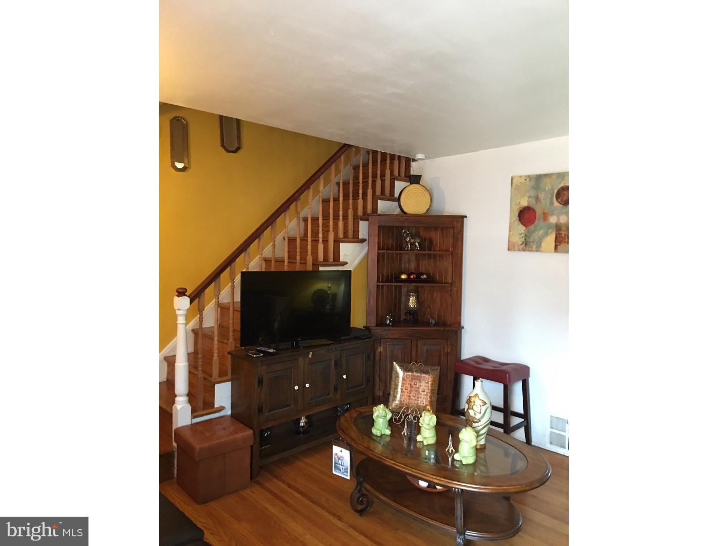 626 East Raymond Street Philadelphia, PA 19120 - Photo 4 of 25 Living Room