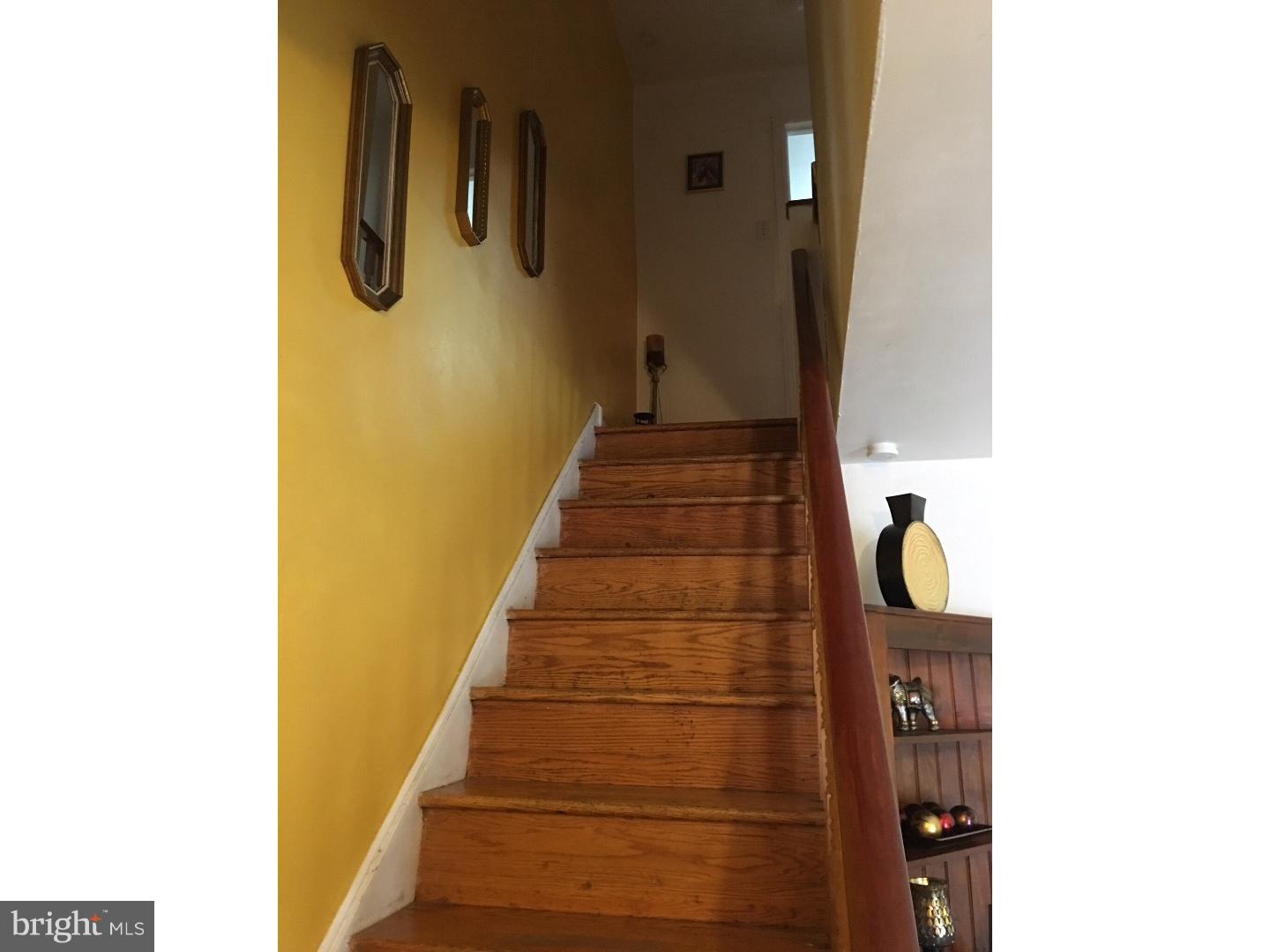 626 East Raymond Street Philadelphia, PA 19120 - Photo 5 of 25 Living Room