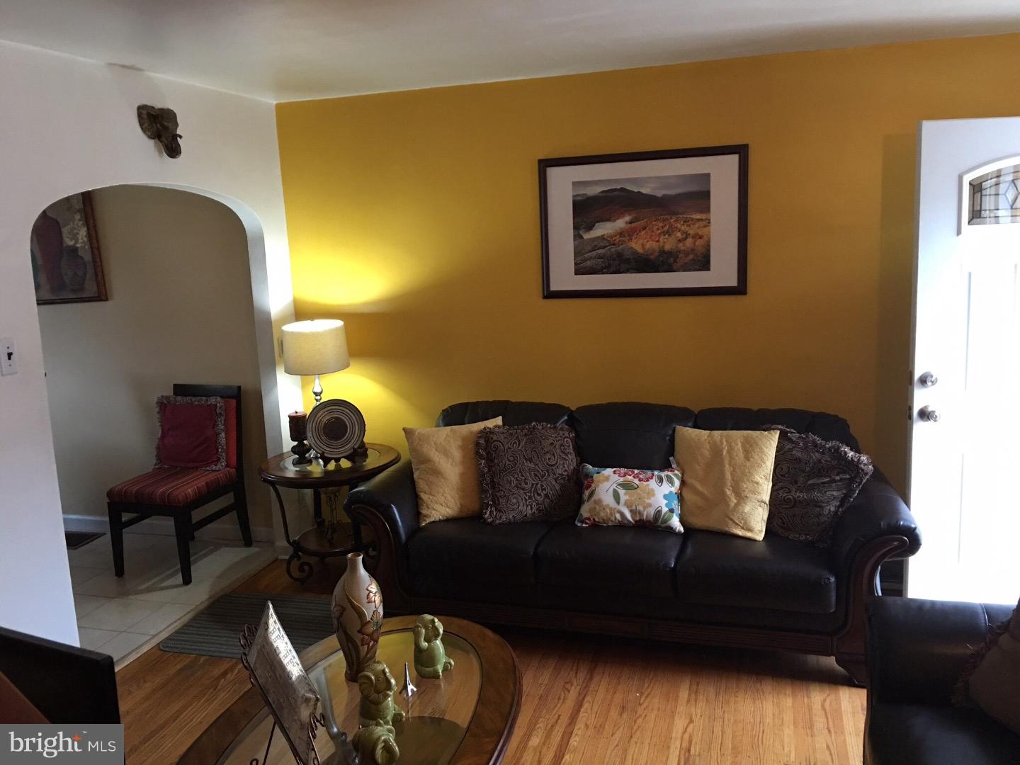 626 East Raymond Street Philadelphia, PA 19120 - Photo 6 of 25 Living Room