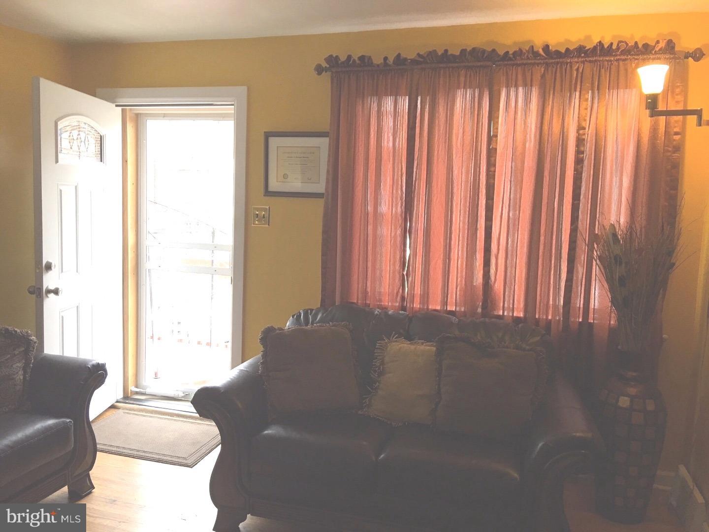 626 East Raymond Street Philadelphia, PA 19120 - Photo 7 of 25 Living Room
