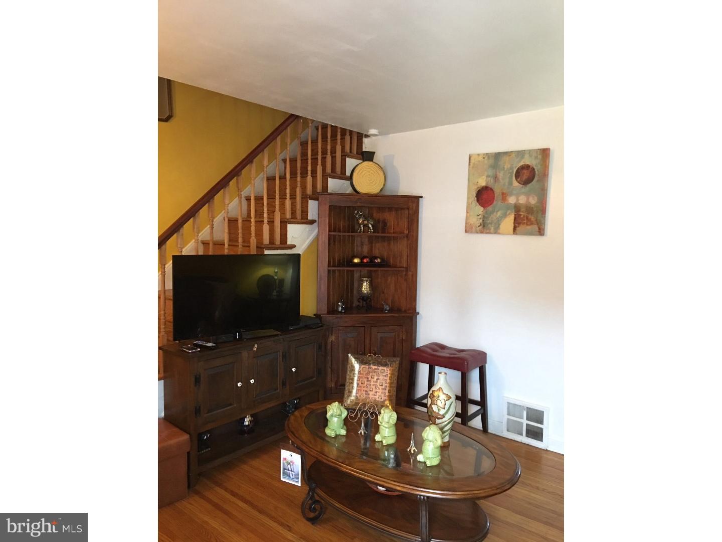 626 East Raymond Street Philadelphia, PA 19120 - Photo 8 of 25 Living Room