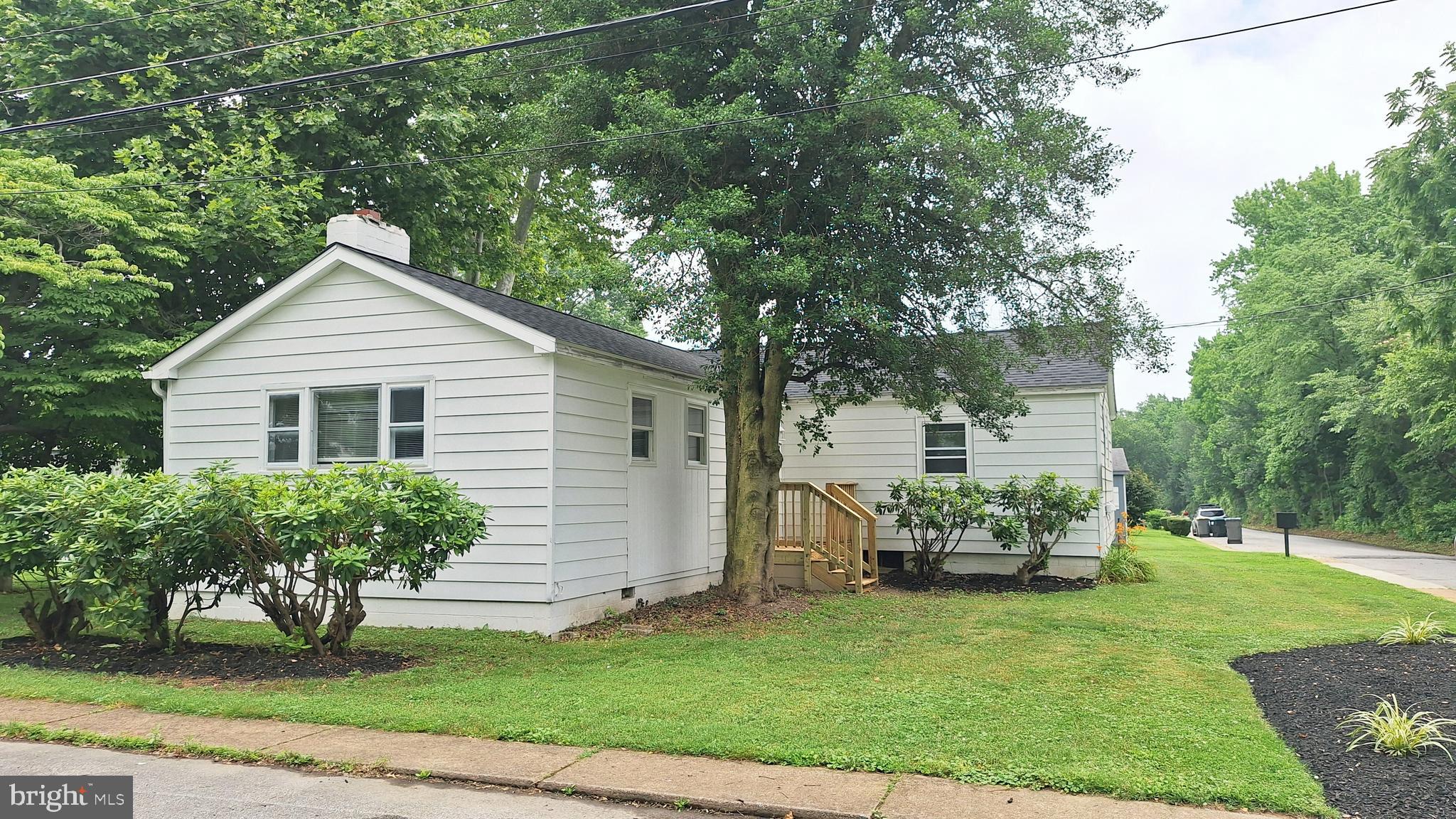 a view of house with a yard