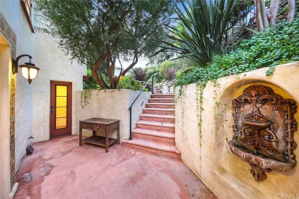 1107 Coast View Drive Laguna Beach, CA 92651 - Photo 15 of 48