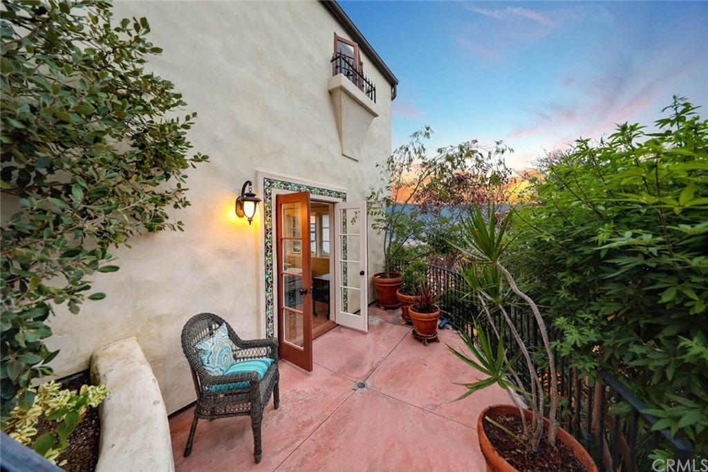 1107 Coast View Drive Laguna Beach, CA 92651 - Photo 39 of 48