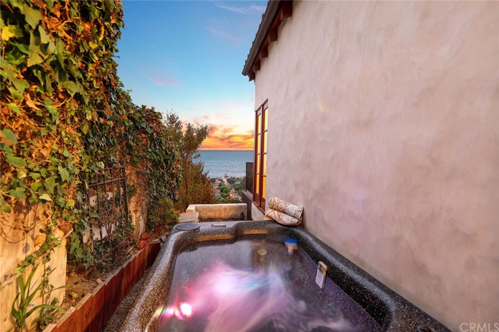 1107 Coast View Drive Laguna Beach, CA 92651 - Photo 8 of 48