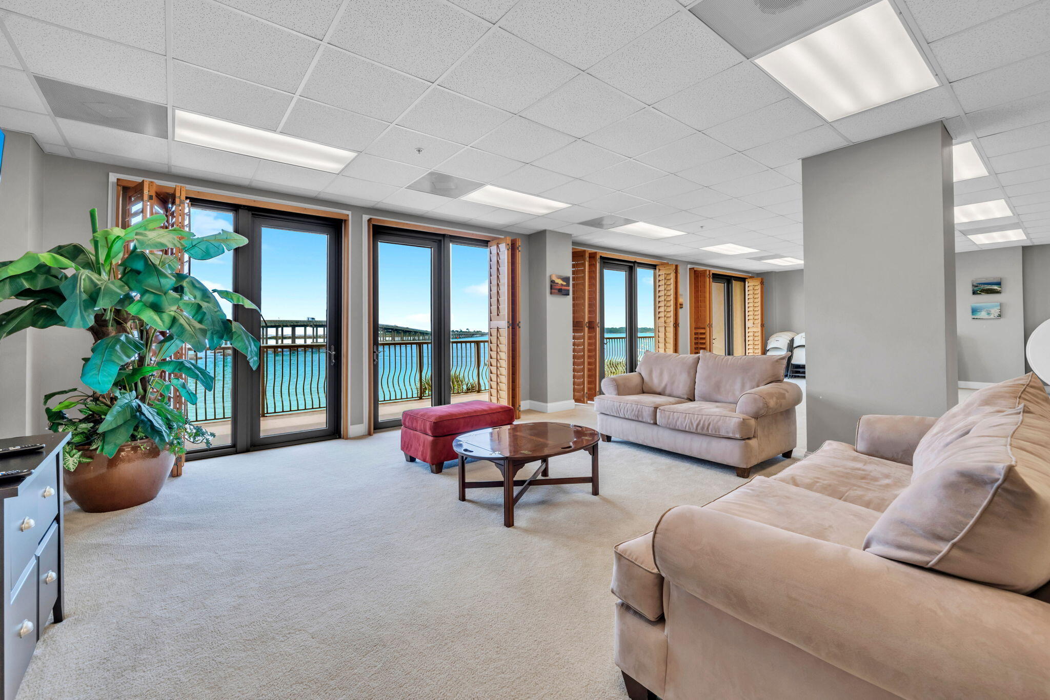 5 Calhoun Avenue, Unit 403 Destin, FL 32541 - Photo 28 of 35 a living room with furniture and a potted plant