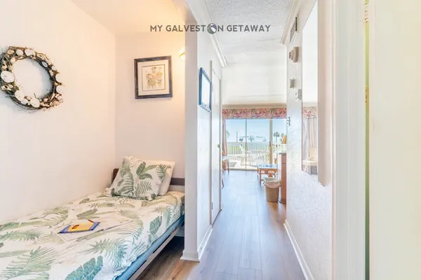 $1,300 | 6300 Seawall Boulevard, Unit 6105, Galveston, TX 77551