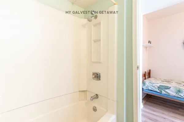 $1,300 | 6300 Seawall Boulevard, Unit 6105, Galveston, TX 77551