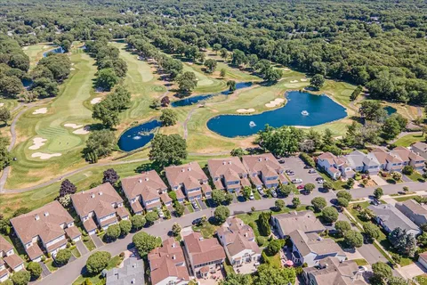 $1,099,000 | 10 Windwatch Drive, Hauppauge, NY 11788