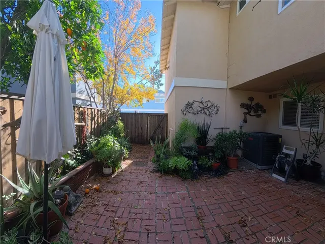 a view of a house with backyard and garden