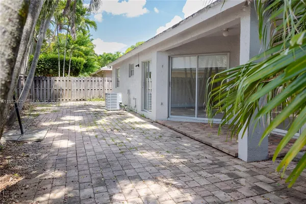 $3,850 | 10121 Northwest 51st Lane, Doral, FL 33178