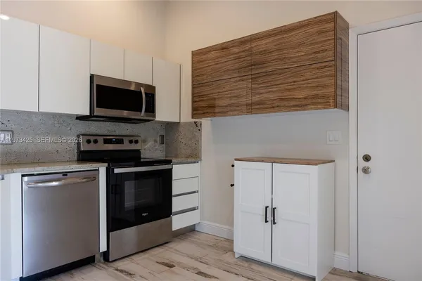 $3,850 | 10121 Northwest 51st Lane, Doral, FL 33178