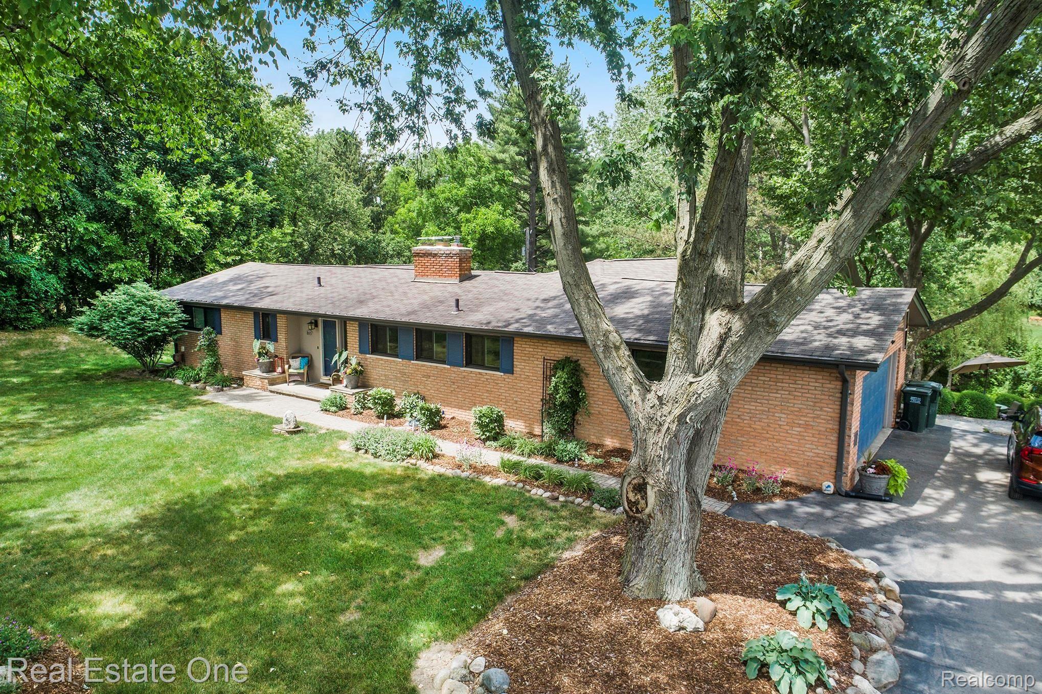 865 Viewland Drive Rochester, MI 48309 - Photo 4 of 90 DJI_0635.jpg