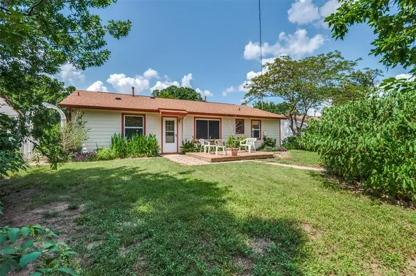 a view of house with a yard