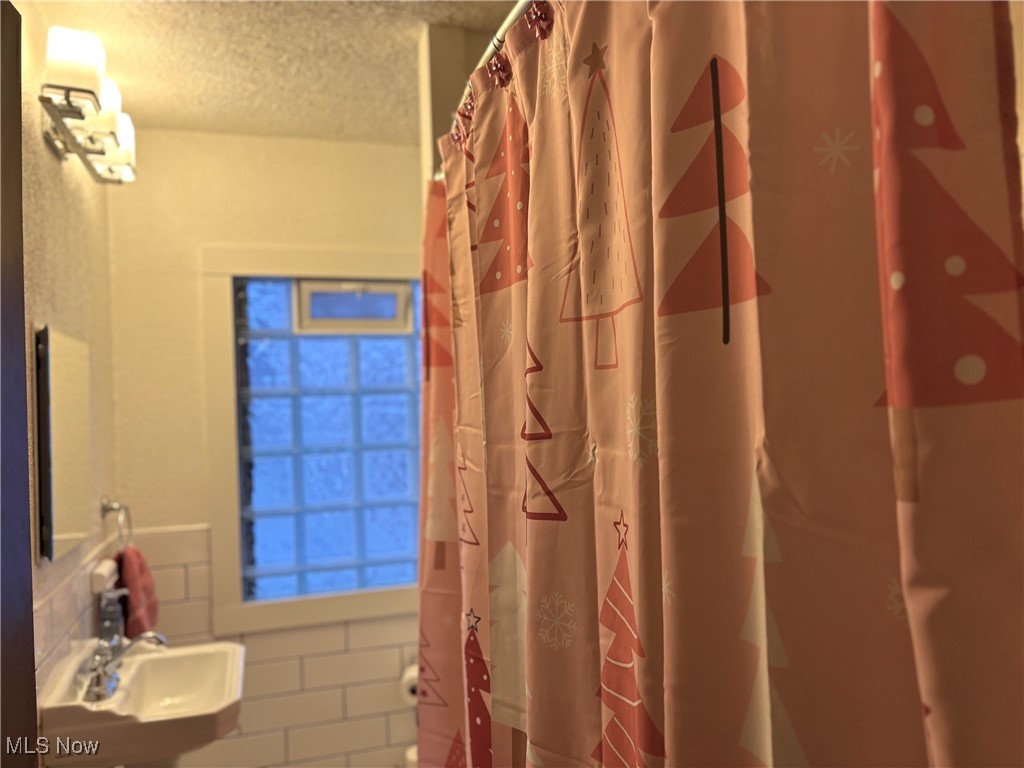 265 Sexton Street Struthers, OH 44471 - Photo 13 of 17 Bathroom with tile walls and a textured ceiling