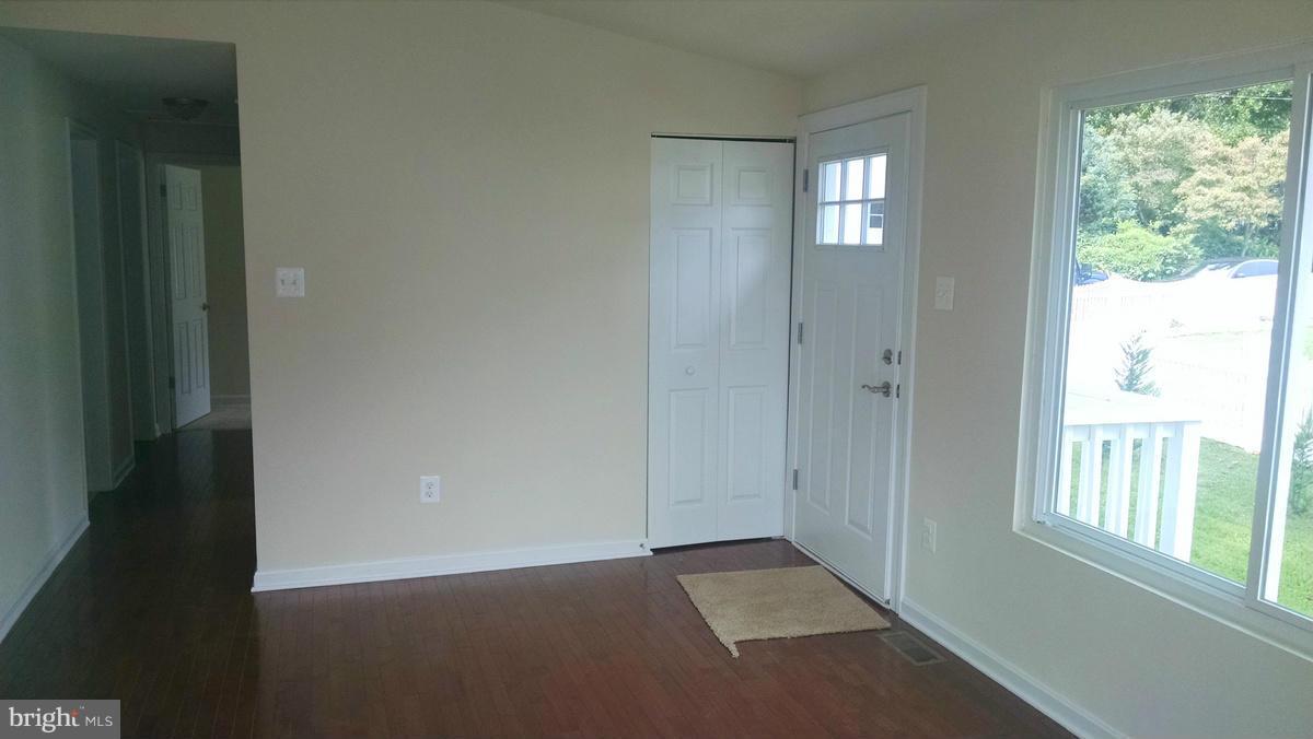 6098 Hill Road St. Leonard, MD 20685 - Photo 4 of 30 Living Room