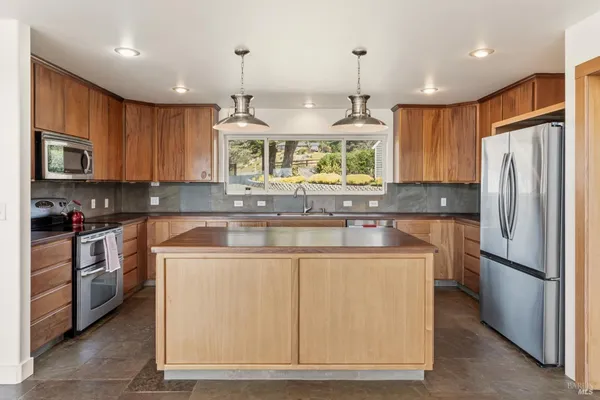 $1,650,000 | 46701 Iversen Drive, Gualala, CA 95445