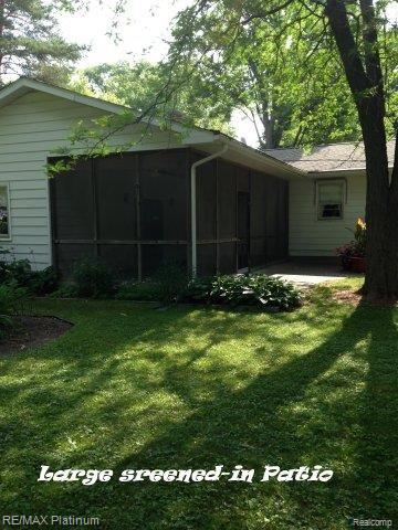 714 North State Street Howell, MI 48843 - Photo 13 of 27 Larege screenedin Patio Ext.jpg