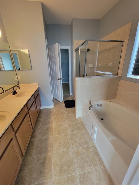 2734 Rochelle Drive Winter Haven, FL 33881 - Photo 18 of 38 a bathroom with a tub sink and mirror