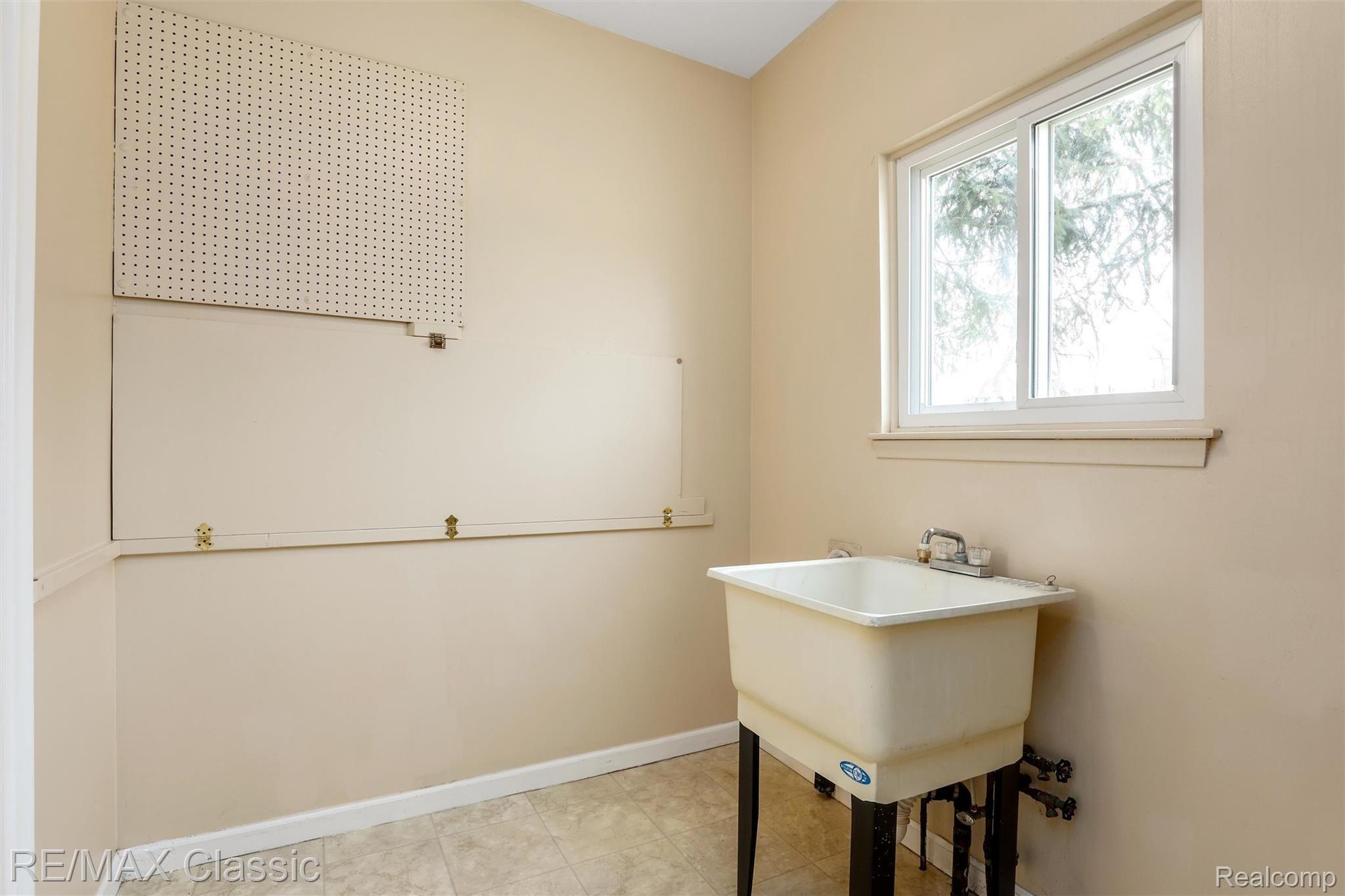 24711 Pennsylvania Road Romulus, MI 48174 - Photo 21 of 63 1st Floor Laundry Room