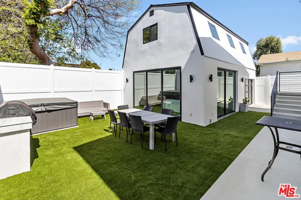 a view of a house with backyard