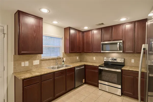 $2,250 | 12515 Lakeshore Drive, Montgomery, TX 77356