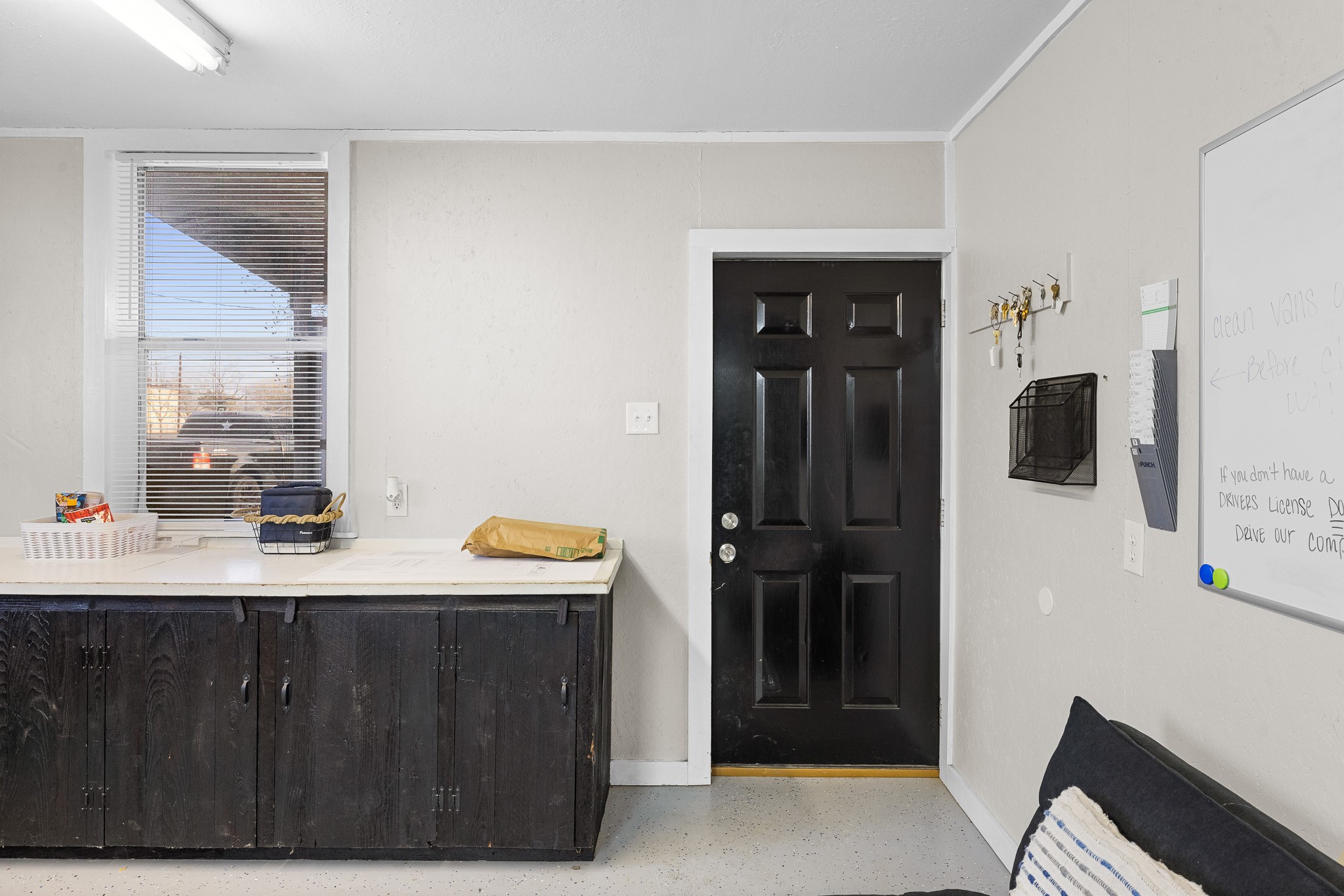 217 West W Hill Navasota, TX 77868 - Photo 6 of 21 a room with a window and a mirror