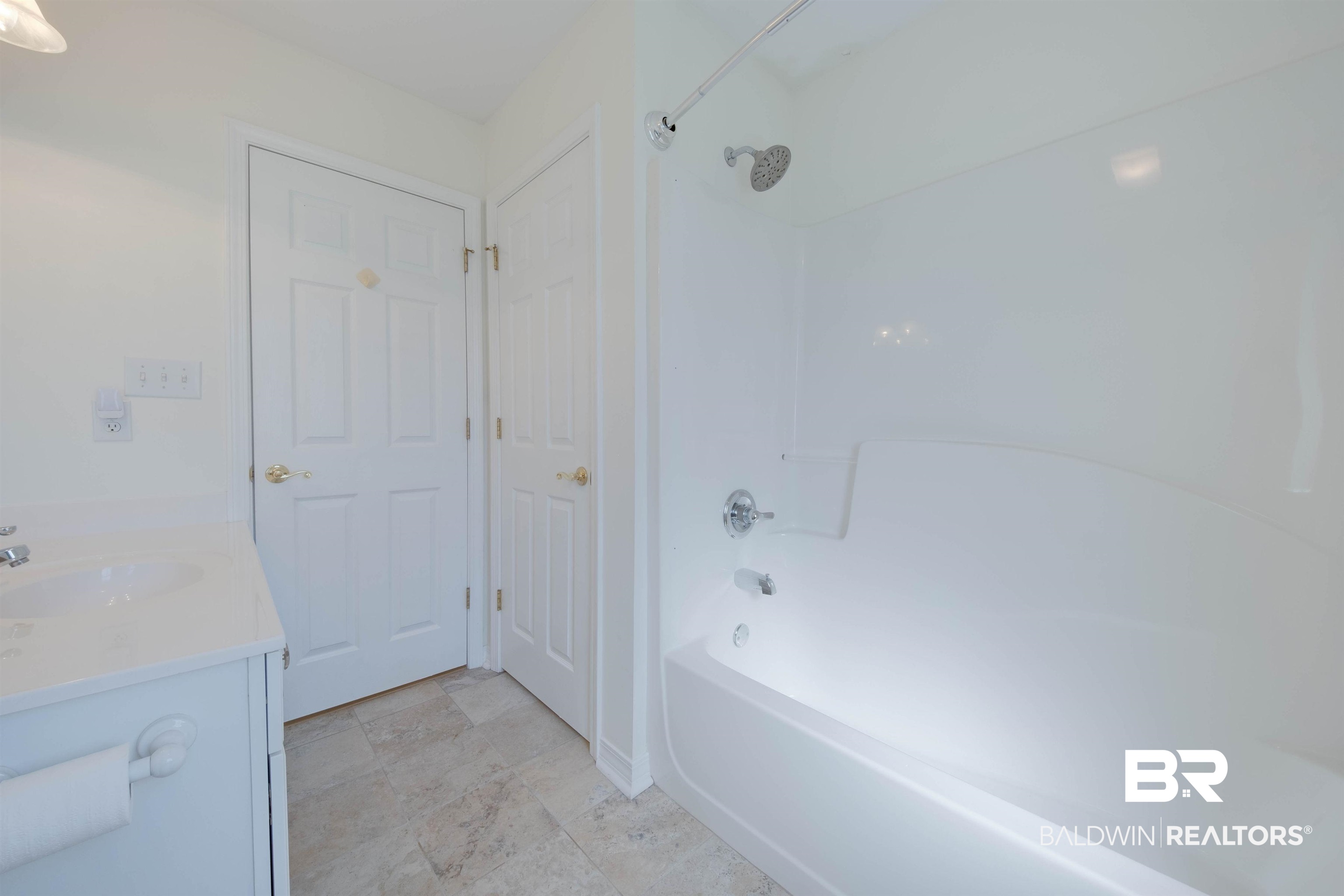 9462 Lakeview Drive Foley, AL 36535 - Photo 43 of 50 Bathroom with vanity and tub / shower combination