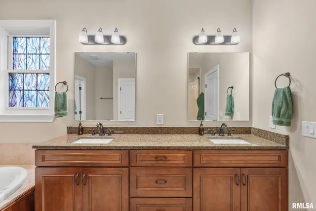 $539,900 | 27 Blackstone Circle, Le Claire, IA 52753