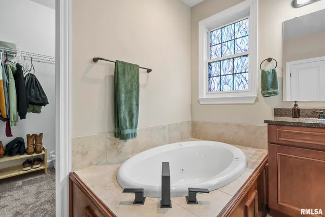 $539,900 | 27 Blackstone Circle, Le Claire, IA 52753