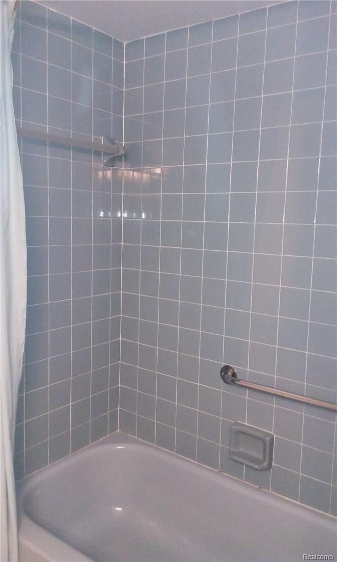 35800 Smithfield Road Farmington, MI 48335 - Photo 19 of 33 Common Bath with full ceramic surround walls from tub to ceiling!
