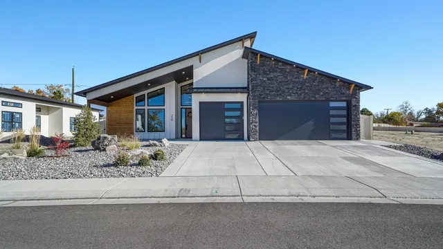 a front view of house with garage and yard