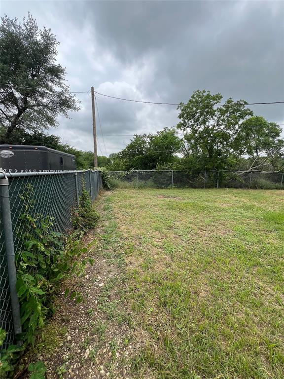 105 Oak Ridge Terrace Weatherford, TX 76086 - Photo 18 of 21 a view of a water fountain
