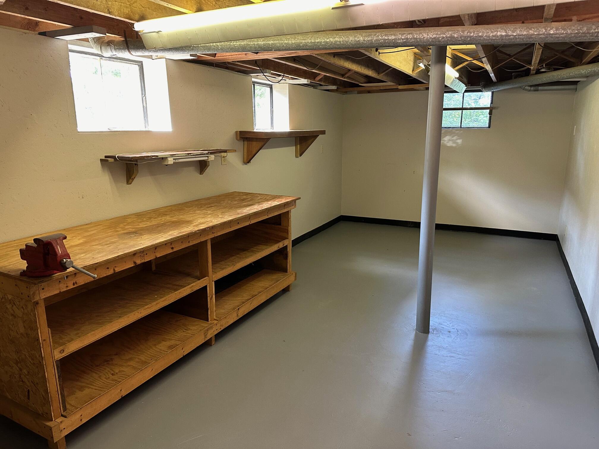 4403 Glenn Ridge Road Northwest Roanoke, VA 24017 - Photo 22 of 25 Basement workshop