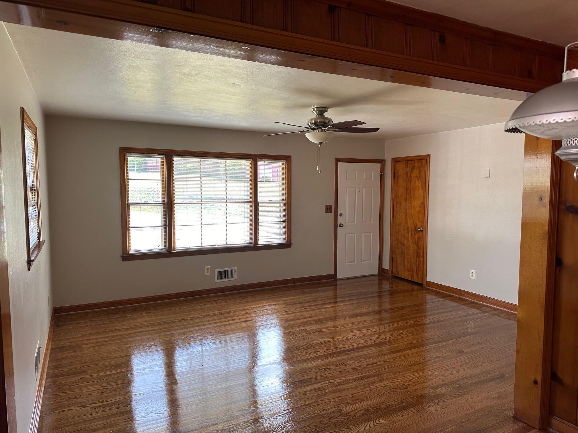 4403 Glenn Ridge Road Northwest Roanoke, VA 24017 - Photo 9 of 25 Livingroom