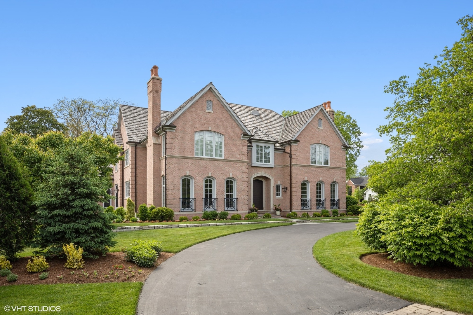 480 Wagner Road Northfield, IL 60093 - Photo 2 of 53 a front view of a house with garden