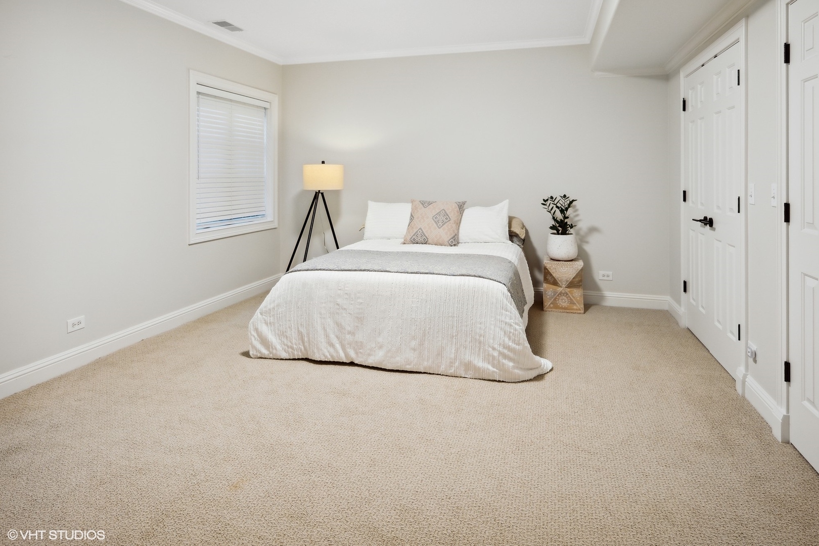 480 Wagner Road Northfield, IL 60093 - Photo 41 of 53 a bedroom with a bed and a lamp