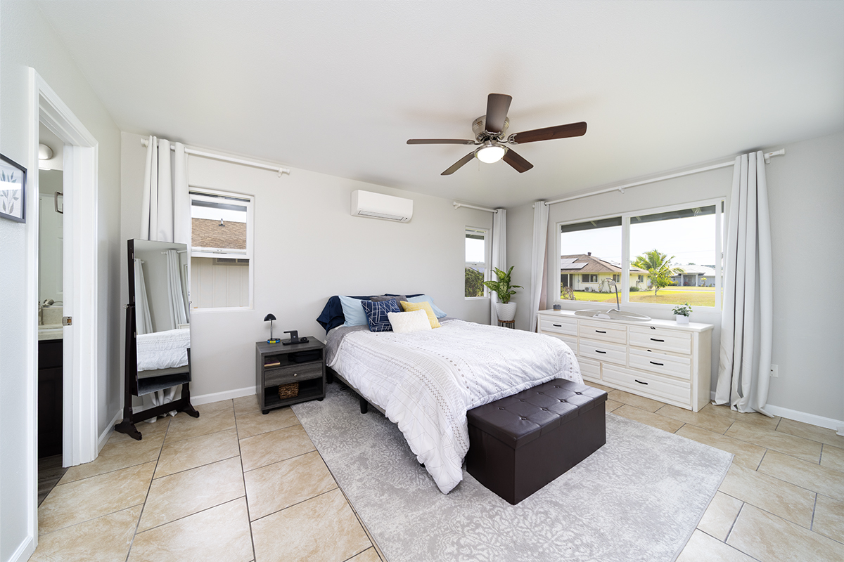 189 Noelani Loop, Unit 1 Hilo, HI 96720 - Photo 10 of 29 a bed room with a bed and a window