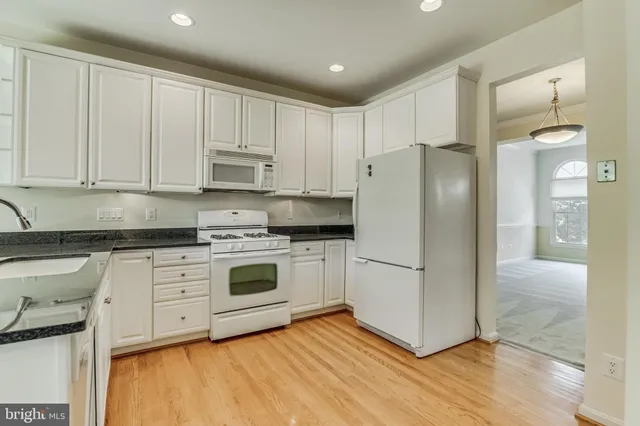 $3,750 | 122 Shepherdson Lane Northeast, Vienna, VA 22180